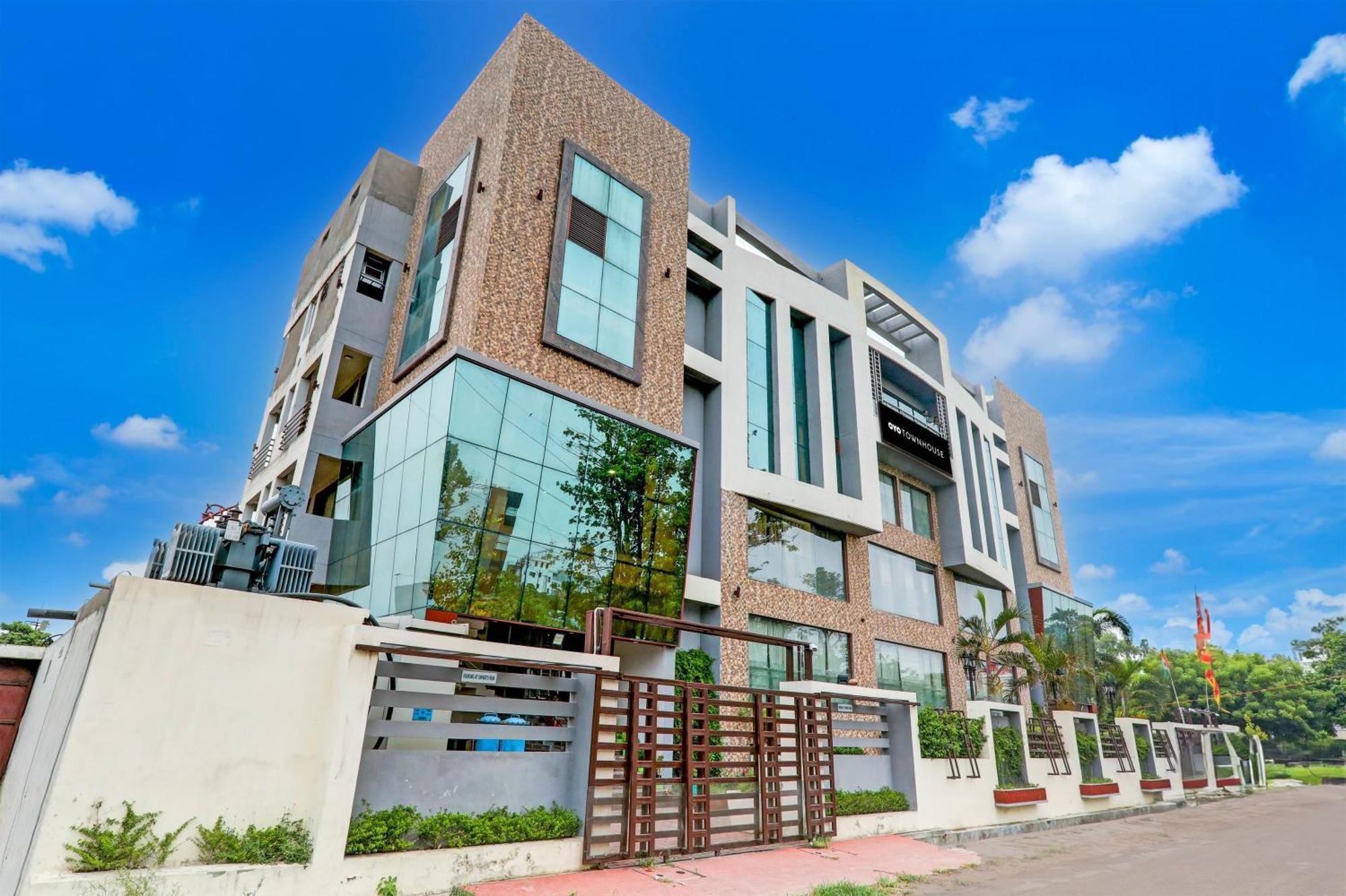 Townhouse Sakura Hotel Lucknow